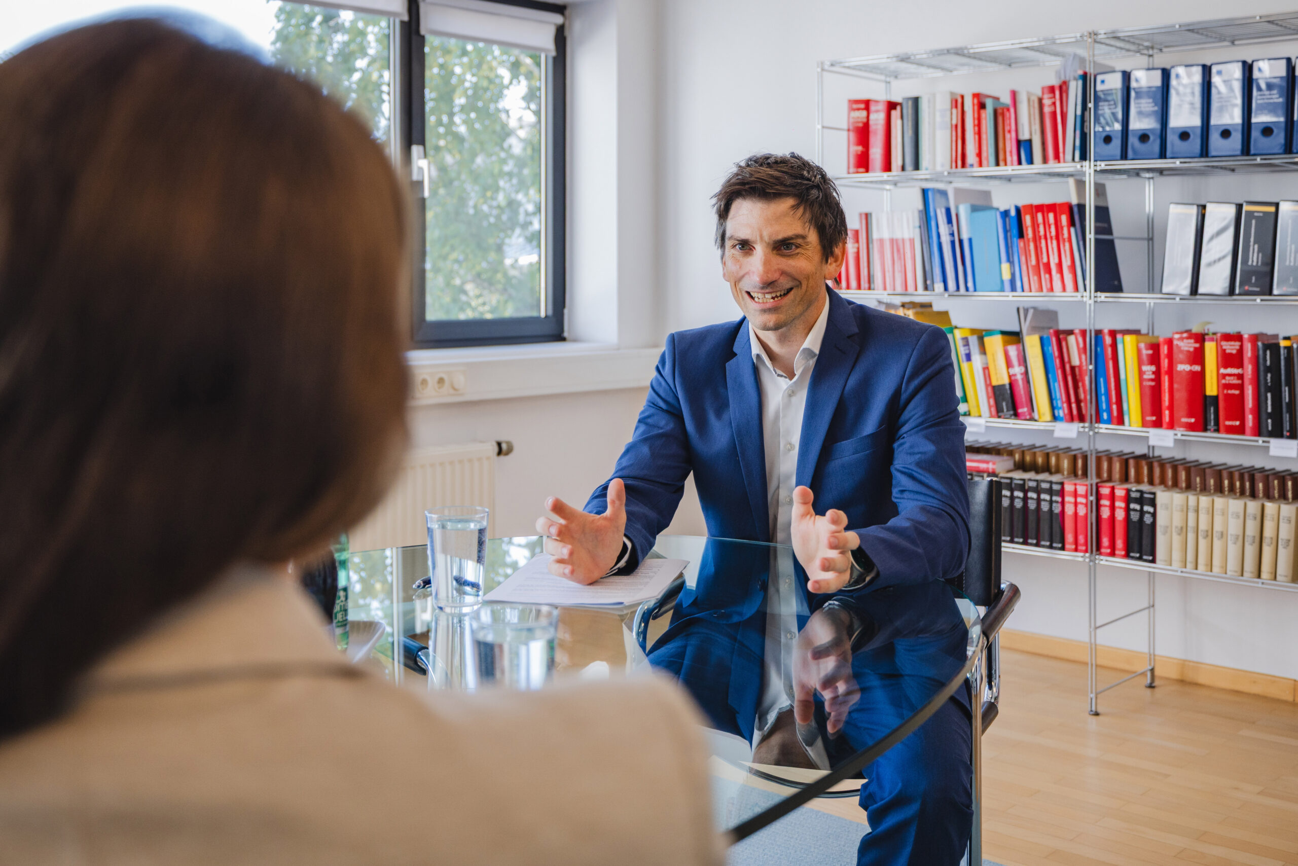 Verfassungen und Gesetzesbücher in der Kanzlei von Peter Rittinger